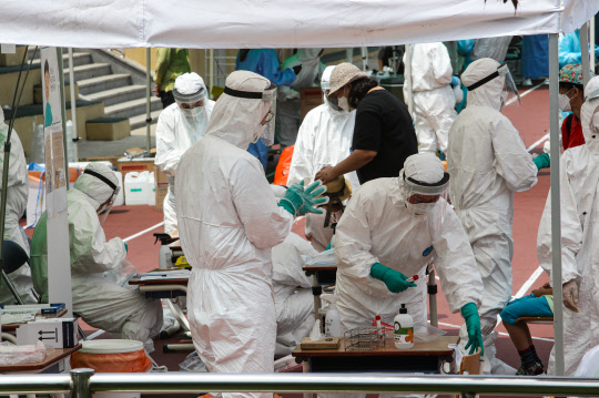 쉴틈 없는 의료진  2일 오전 대전시 동구 천동 천동초교 운동장에서 의료진들이 쉴틈 없이 학생들의 코로나19 진단검사를 하고 있다. 연합